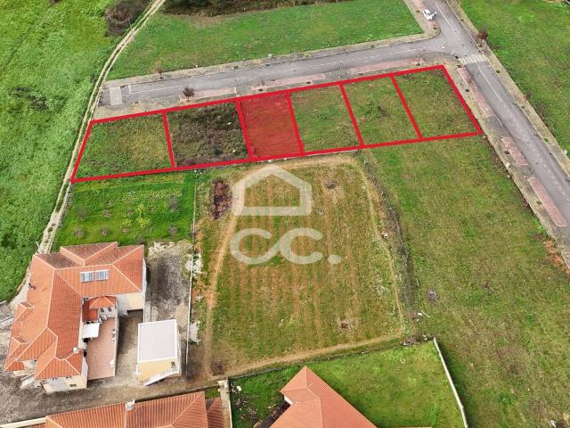 Lote de terreno destinado à construção de moradia, situado em uma localização privilegiada na periferia da cidade, oferecendo vistas deslumbrantes sobre a mesma