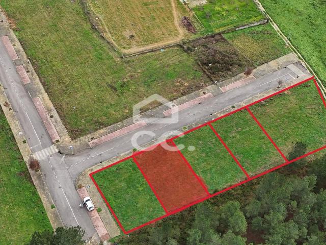 Lote de terreno destinado à construção de moradia, situado em uma localização privilegiada na periferia da cidade, oferecendo vistas deslumbrantes sobre a mesma