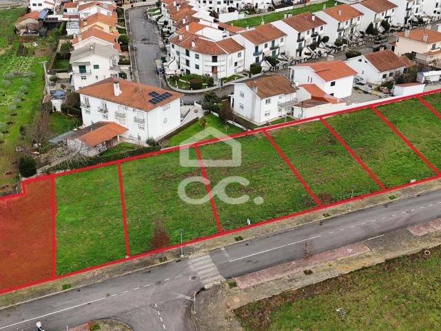 Lote de terreno destinado à construção de moradia, situado em uma localização privilegiada na periferia da cidade, oferecendo vistas deslumbrantes sobre a mesma