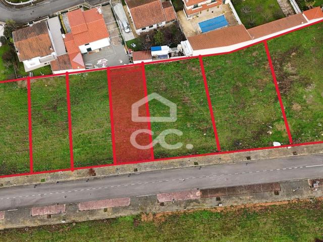 Lote de terreno destinado à construção de moradia, situado em uma localização privilegiada na periferia da cidade, oferecendo vistas deslumbrantes sobre a mesma