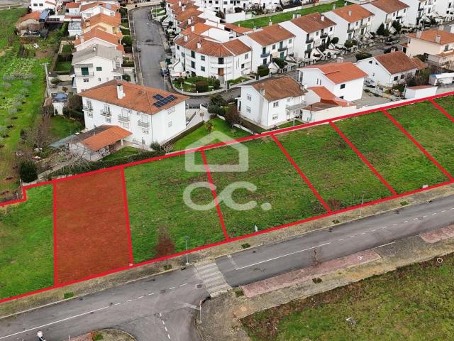 Lote de terreno destinado à construção de moradia, situado em uma localização privilegiada na periferia da cidade, oferecendo vistas deslumbrantes sobre a mesma