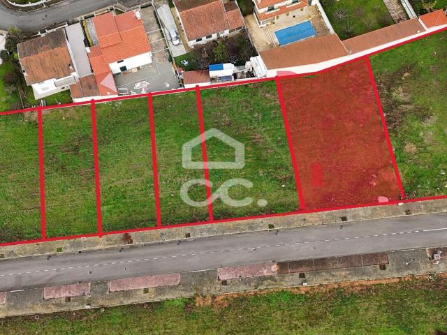 Lote de terreno destinado à construção de moradia, situado em uma localização privilegiada na periferia da cidade, oferecendo vistas deslumbrantes sobre a mesma