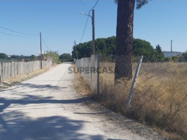 Lote de terreno industrial em Vila Amélia Azeitão