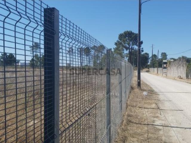 Lote de terreno industrial em Vila Amélia Azeitão