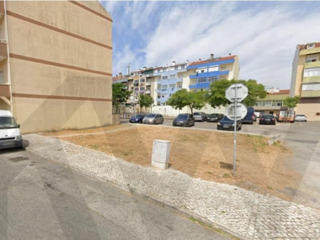 Lote de terreno nº 3 para construção de prédio em Galinheiras, Santa Clara, Lisboa