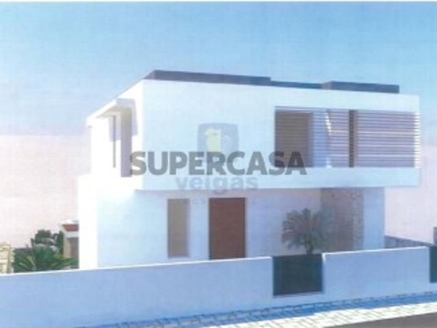 Lote de terreno Sito em Leiria,com uma área de construção de 587m2, com projeto aprovado para construção de uma moradia isolada. Arquitetura Moderna constituída por 3 pisos. Cave, R/Chão e primeiro andar Situado em zona residencial de moradias comtemplando harmonia com a natureza