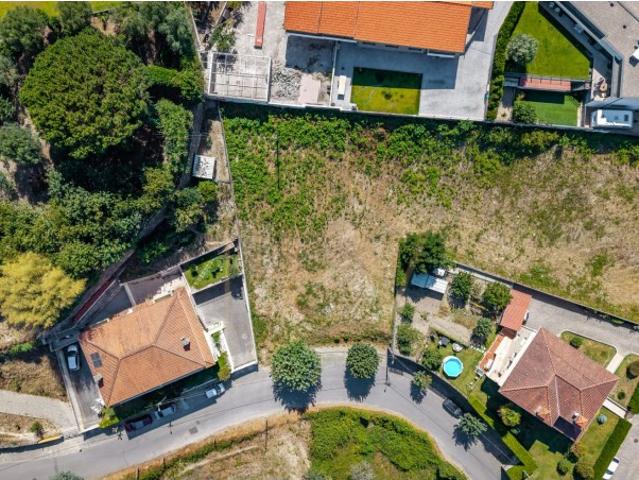 Lote de Terreno para Construção com 1030 m2 em Lordelo, Guimarães