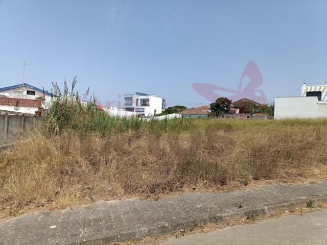 Lote de terreno para construção com 573 m2 localizado na Freguesia da Lourinhã