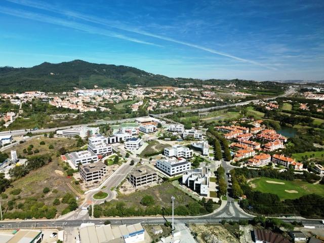 Lote de terreno para construção com 5932m2, frente estrada principal, na Quinta da Beloura, Sintra