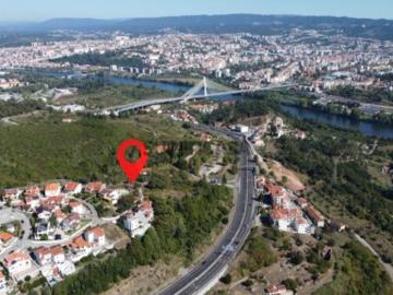 Lote de terreno para construção de 2 moradias na zona de Banhos Secos, em Coimbra