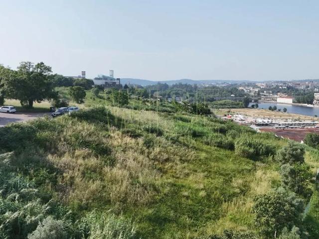 Lote de terreno para construção de moradia