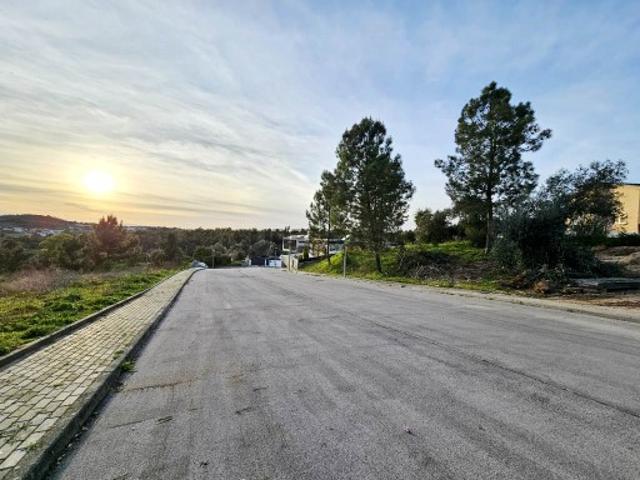Lote de terreno para construção de moradia isolada em Casal Vale Bom, Santarém