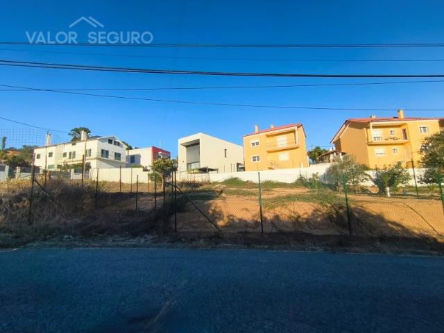 Lote de terreno para construção de moradia no Casal do Pinheiro