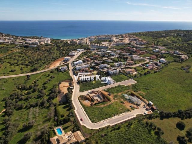 Lote de terreno para construção de uma moradia com piscina ao lado da praia Porto de Mós em Lagos