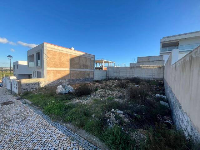 Lote de Terreno para construção de uma Moradia moderna de 2 Pisos nas Portelas Lagos