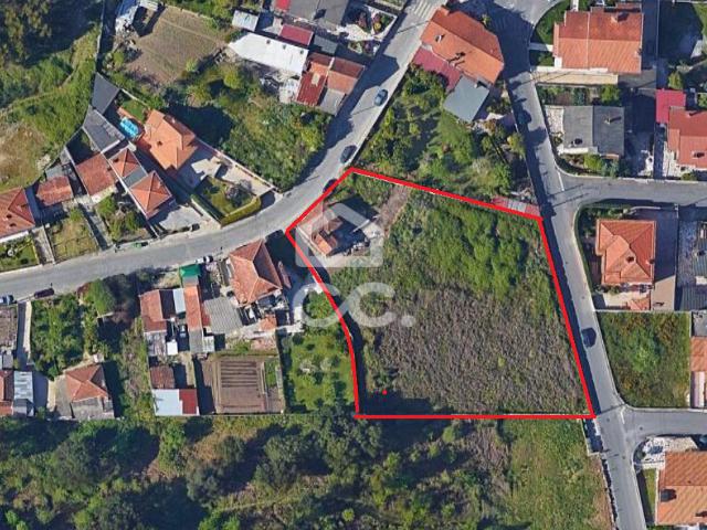 Lote de terreno para construção em altura de comércio e habitação em S. Mamede Coronado