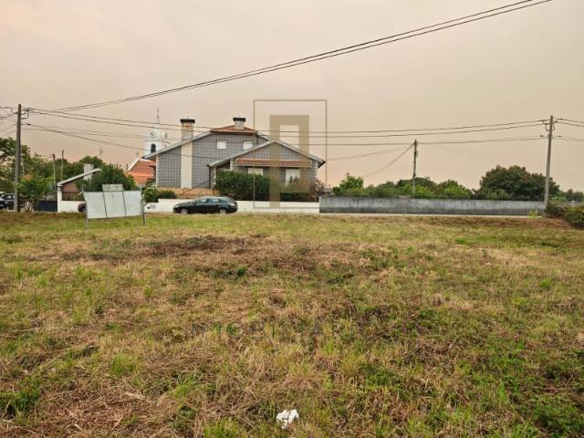 Lote de Terreno para Moradia T4 em Aradas Para Construção de Moradia Unifamiliar
