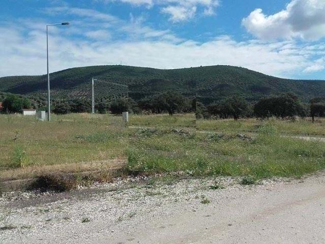 Lote de terreno urbanizado para construção de moradia isolada situado em Vila Verde de Ficalho/Serpa