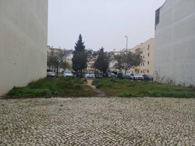 Lote de terreno urbano no Pinhal Novo com 228 m2 para construção de edifício 4 pisos