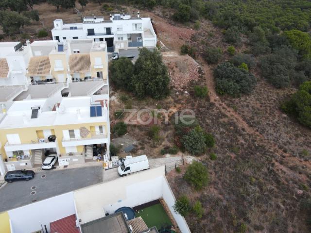 Lote de terreno urbano com 225 m² em Messines