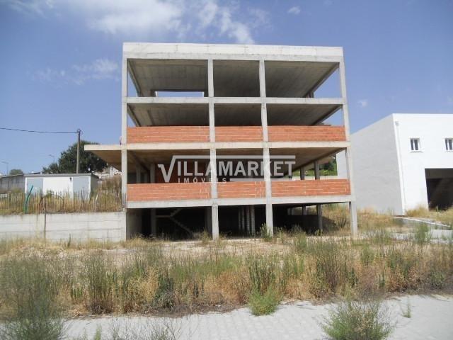 Lote de terreno urbano da banca com 300 m2 e construção iniciada situado em Alvito Alentejo