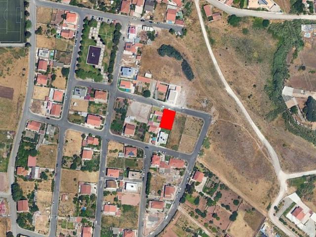 Lote de terreno urbano com 318 m2, situado no Zambujal, com projeto de arquitetura aprovado