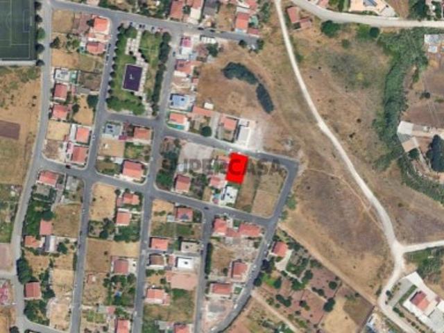 Lote de terreno urbano com 318 m2, situado no Zambujal, com projeto de arquitetura aprovado