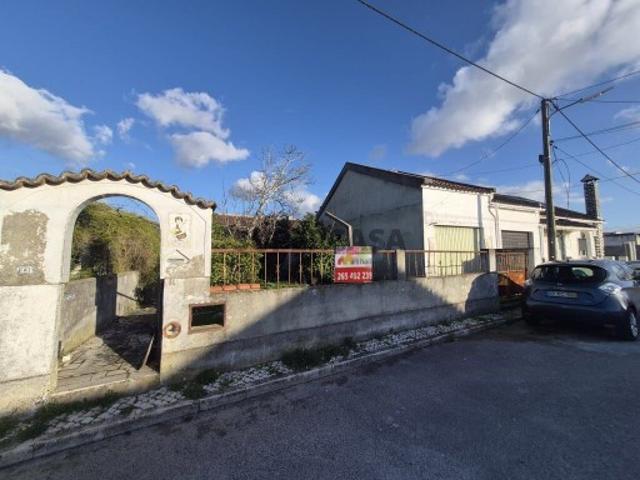 Lote de terreno urbano com moradia T3 e garagem em Palmela