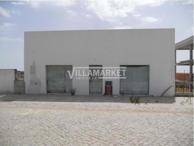 Lote de terreno urbano da banca com 670 m2 com construção iniciada destinado a comércio em Alvito, Beja Alentejo