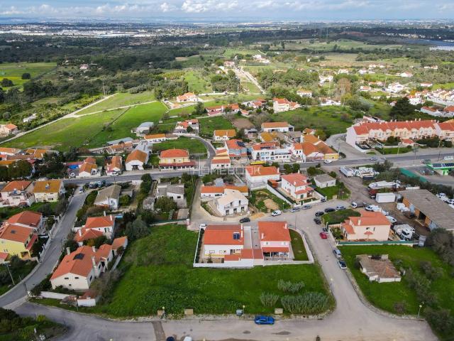 Lote de terreno urbano para construção de moradia unifamiliar inserido em loteamento