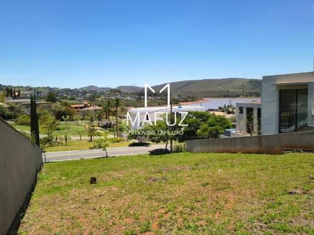 LOTE DE 816 M² FRENTE À PRAÇA NO RESIDENCIAL INCONFIDENTES