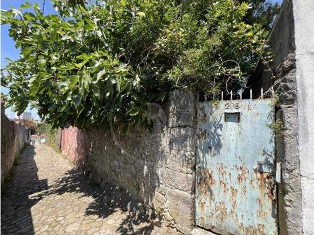 Lote localizado na zona da Arrábida com vista rio