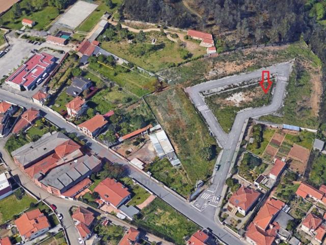 Lote p/ construção de moradia de 3 frentes Próximo à Estação do Caminho de Ferro e do Centro