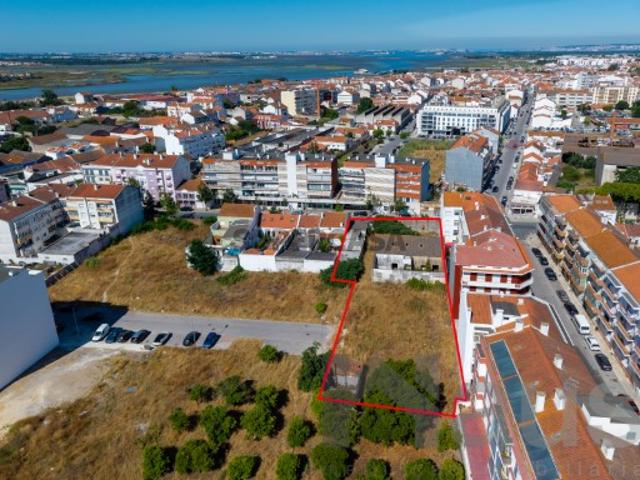 Lote para construção com 1850 m2 no centro do Montijo com PIP