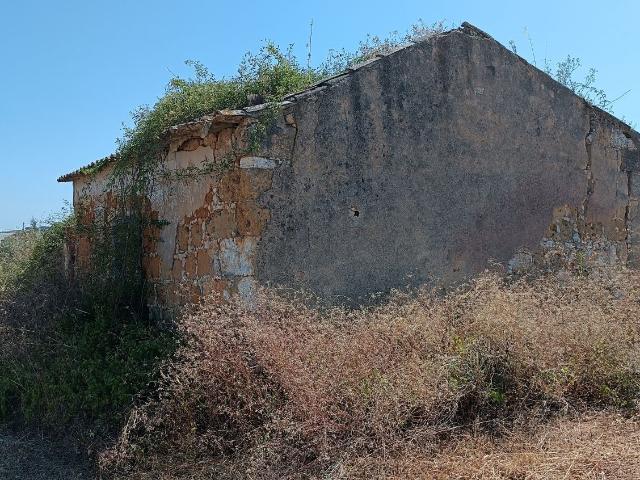 LOTE PARA CONSTRUÇÃO COM RUINA