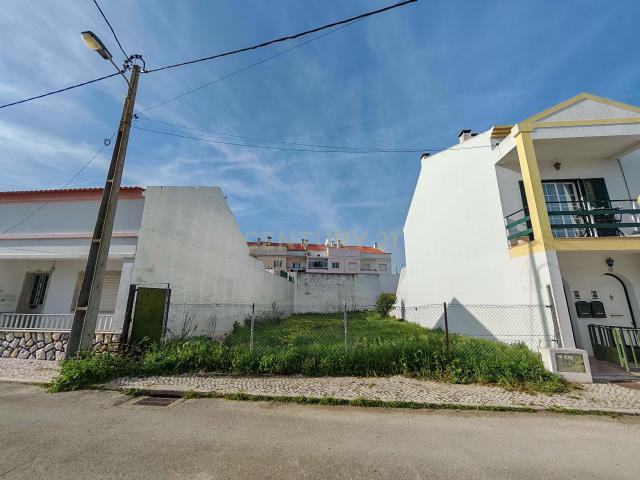 Lote para construção de moradia geminada no Montijo