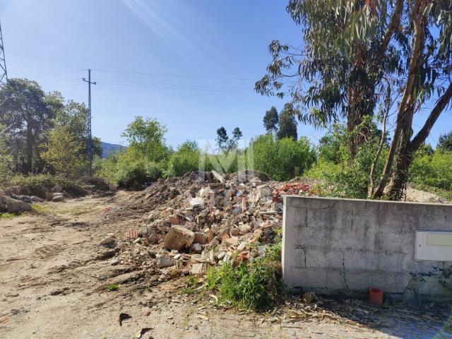 Lote para construção de moradia isolada, situado em Mujães