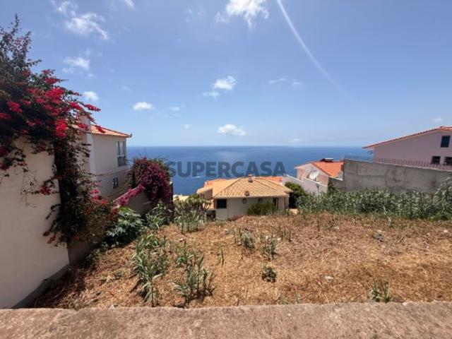 Lote para construção de moradia unifamiliar na Urbanização da Montanha