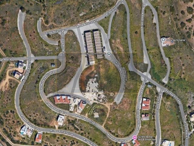 Lote para construção de uma moradia com piscina na Urbanização Pontalgar