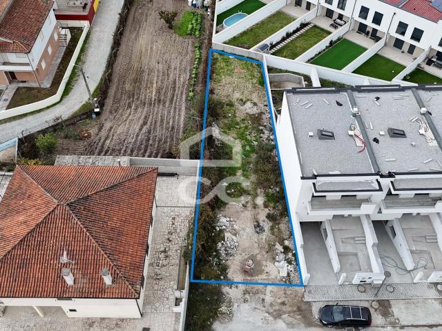 Lote para construção de uma moradia unifamiliar em banda com dois pisos