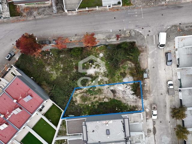 Lote para construção de uma moradia unifamiliar em banda com dois pisos
