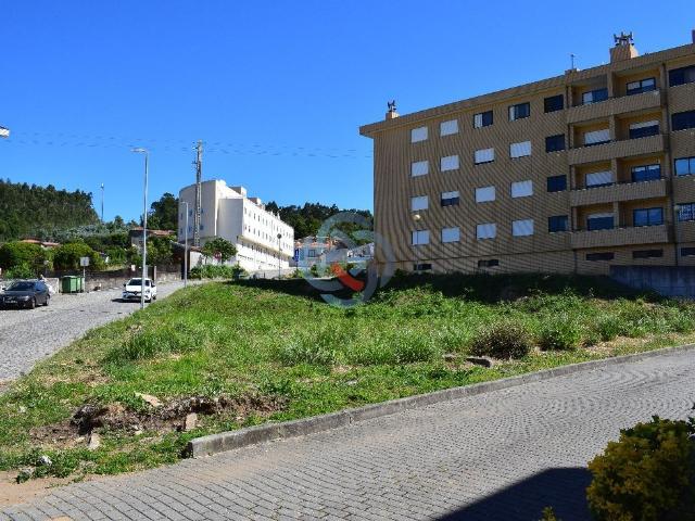 Lote para Serviços no centro de Mozelos