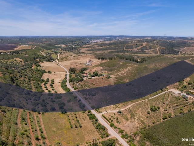 Terreno Com Ruina Colinas Verdes Lagos