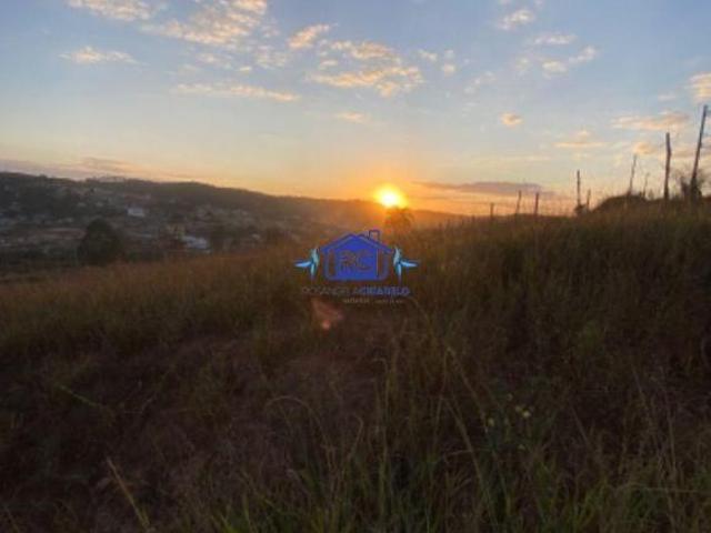 Lote plano em terreno aclive medindo 300m²
