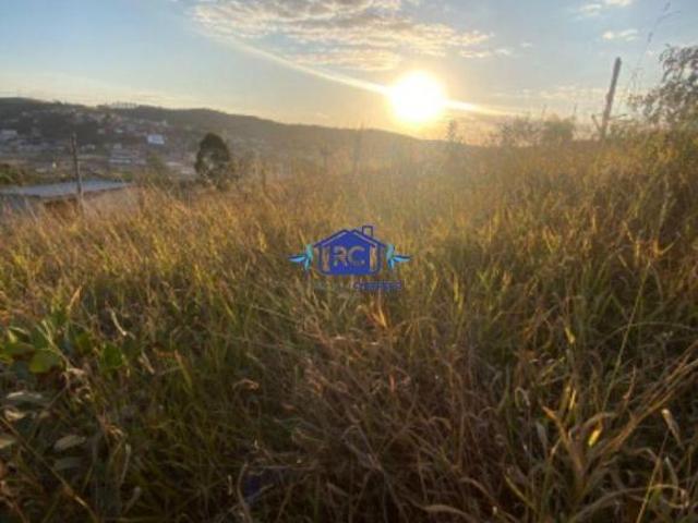 Lote plano em terreno aclive medindo 337,50m²