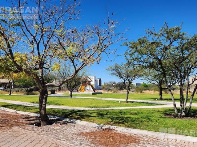 Terreno en venta en El Campanario, en esquina frente a área verde