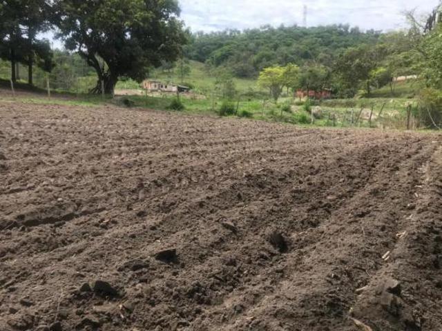 Lote / Terreno com 3 quartos à venda em Betim, no bairro Bandeirinhas
