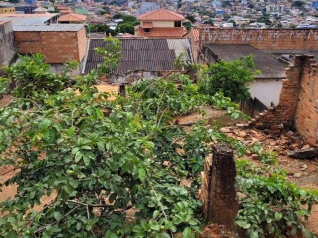 Lote / Terreno à venda em Contagem, no bairro Monte Castelo