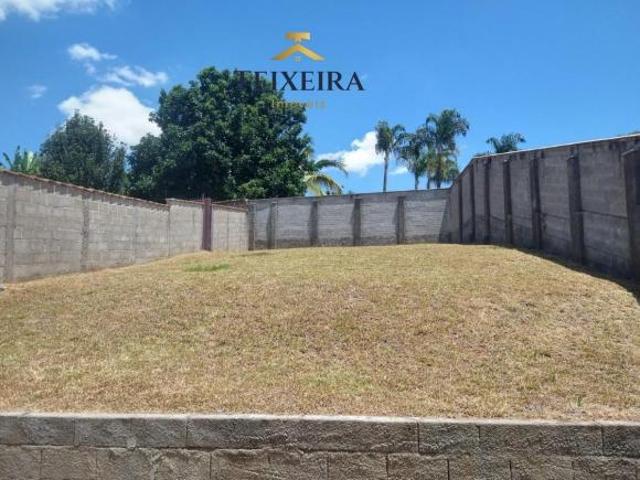 Lote todo murado,com ótima localização e com amplo espaço para construir uma casa espaçosa e confort