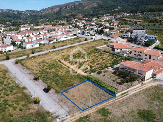 Lote urbano com 422 m² em Vilar de Nantes
